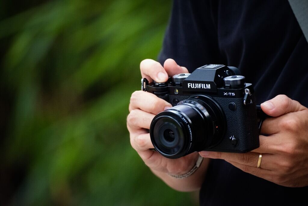 Aparat FUJIFILM X-T5   zdjęcia obiektyw ekran wizjer ogniskowa przysłona migawka obudowa bateria zasilanie filmy nagrywanie rozdzielczość matryca rozmiar przekątna tryby iso montaż lampa światło przyciski sterowanie menu kontrast jasność balans bieli filtry cmos karta pliki format zapis seria