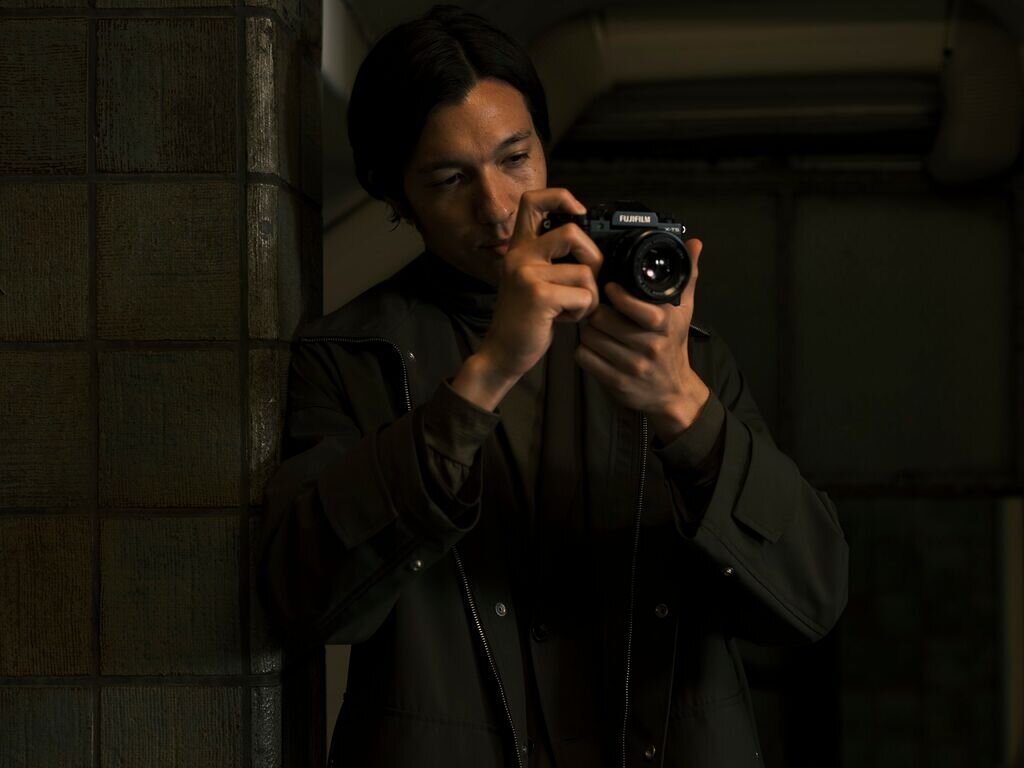 Aparat FUJIFILM X-T5   zdjęcia obiektyw ekran wizjer ogniskowa przysłona migawka obudowa bateria zasilanie filmy nagrywanie rozdzielczość matryca rozmiar przekątna tryby iso montaż lampa światło przyciski sterowanie menu kontrast jasność balans bieli filtry cmos karta pliki format zapis seria