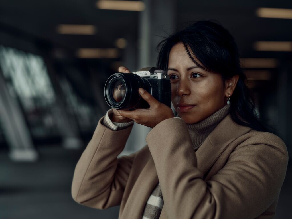 Aparat FUJIFILM X-T5   zdjęcia obiektyw ekran wizjer ogniskowa przysłona migawka obudowa bateria zasilanie filmy nagrywanie rozdzielczość matryca rozmiar przekątna tryby iso montaż lampa światło przyciski sterowanie menu kontrast jasność balans bieli filtry cmos karta pliki format zapis seria