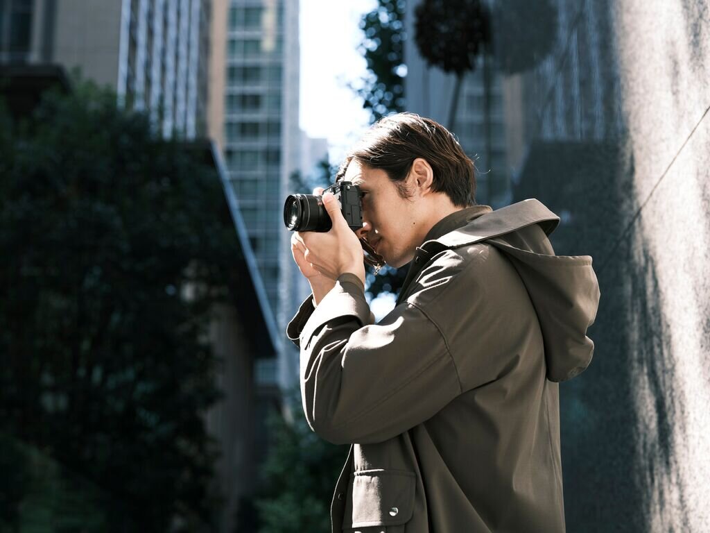 Aparat FUJIFILM X-T5   zdjęcia obiektyw ekran wizjer ogniskowa przysłona migawka obudowa bateria zasilanie filmy nagrywanie rozdzielczość matryca rozmiar przekątna tryby iso montaż lampa światło przyciski sterowanie menu kontrast jasność balans bieli filtry cmos karta pliki format zapis seria