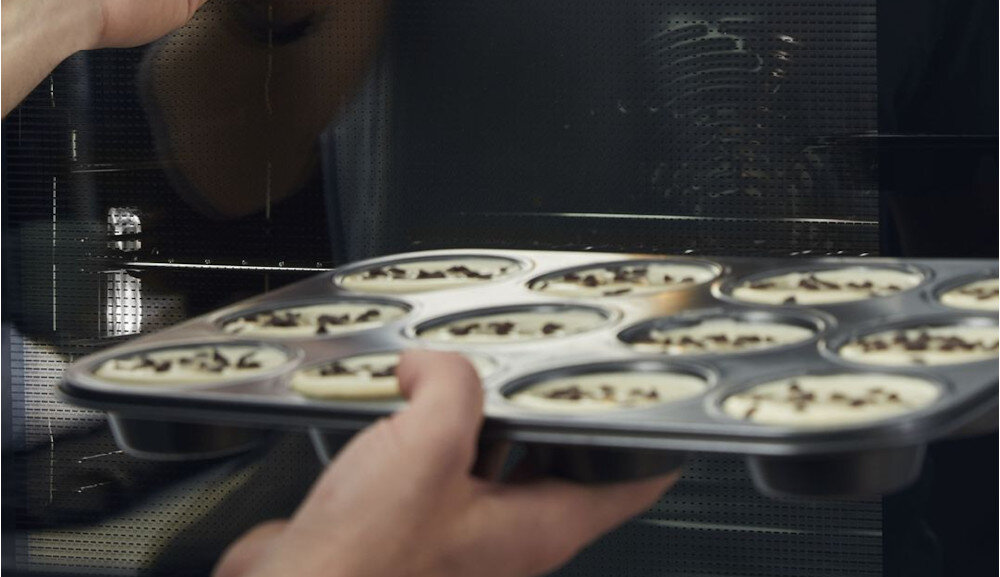 PIEKARNIK HISENSE BSA65334ABG8 wizualizacja dłoń blacha muffinki pieczenie drzwiczki szyba na zewnątrz funkcja Preheat Assist efektywne szybkie nagrzewanie krótki czas syganał dźwiękowy wyświetlacz informacja