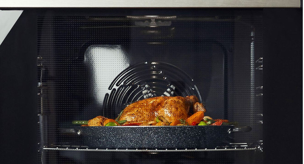 PIEKARNIK HISENSE BSA65334ABG8 wizualizacja Dobra widoczność wnętrza oświetlenie jasne wnętrze kontrola bez otwierania drzwi szklana konstrukcja