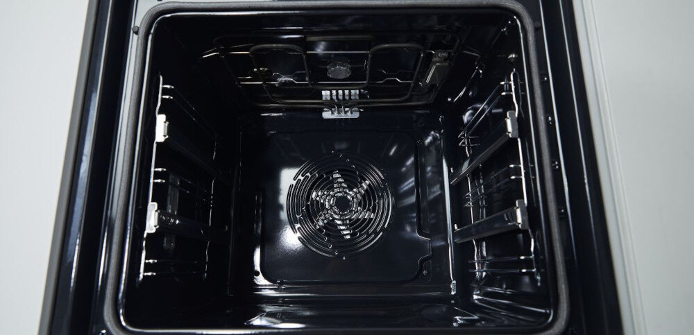 PIEKARNIK HISENSE BSA65334ABG8 wizualizacja czarne wnętrze górne grzałki puste wentylator prowadnice środek piekarnika 77 litrów pojemności dużo miejsca