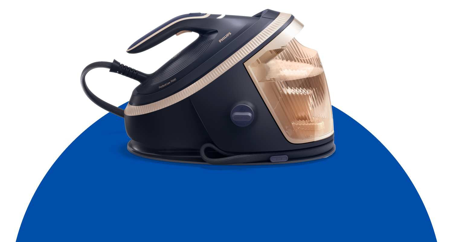 Na obrazie widoczny jest generator pary w ciemnym kolorze z przezroczystym zbiornikiem na wodę. Na urządzeniu znajduje się logo \'PHILIPS\'.