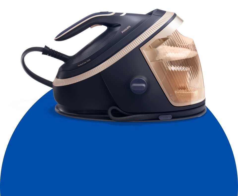 Na obrazie widoczny jest generator pary w ciemnym kolorze z przezroczystym zbiornikiem na wodę. Na urządzeniu znajduje się napis \'PHILIPS\' oraz \'PerfectCare 7000\'.