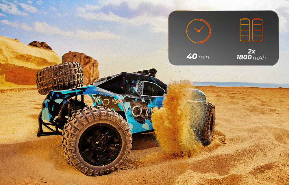 Samochód zdalnie sterowany OVERMAX X-Hooligan Zdalnie sterowany samochód typu Buggy w kolorze niebiesko-czarnym z dużymi, terenowymi kołami, rozrzucający piasek podczas jazdy w słoneczny dzień. Grafika promocyjna w rogu wskazuje na czas zabawy 40 minut i dwie dołączone baterie 1800 mAh.