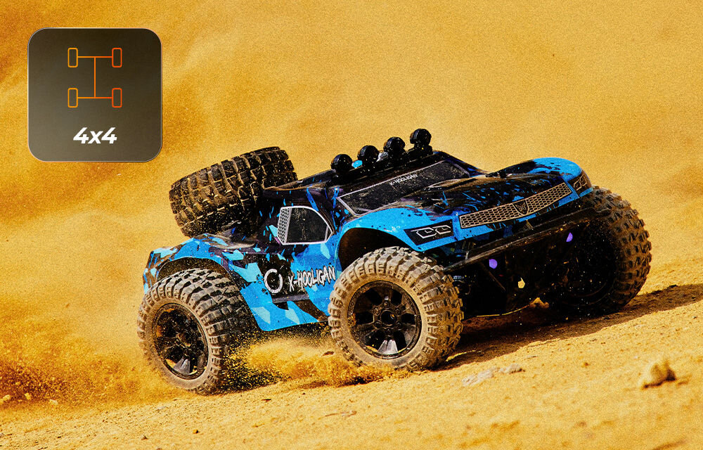 Samochód zdalnie sterowany OVERMAX X-Hooligan Samochód X-HOOLIGAN w ruchu na piaszczystym terenie, wzniecający piasek. Ma napęd 4x4, co symbolizuje ikona w lewym górnym rogu.