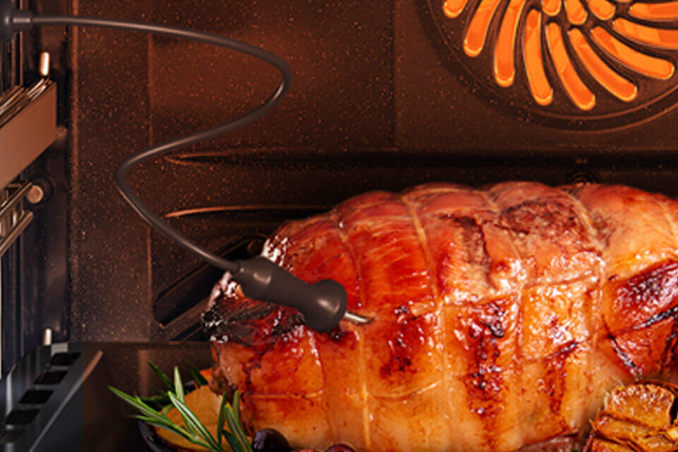 Termosonda wbita w mięso, monitoruje jego temperaturę i wyłącza pieczenie po osiągnięciu idealnego stanu
