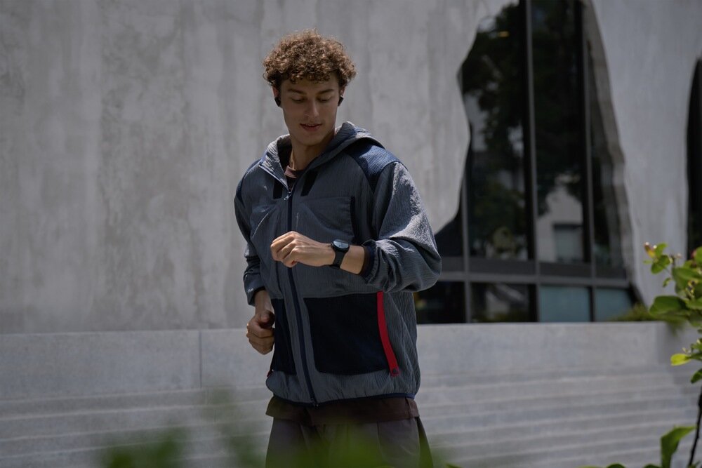 Smartwatch HUAWEI Watch 5 człowiek biega z zegarkiem   