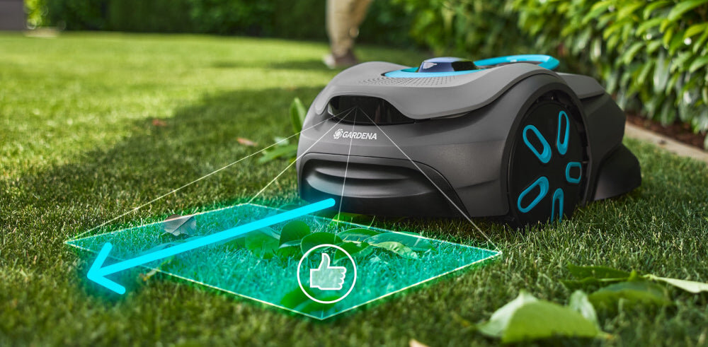 Robot koszący GARDENA Sileno Sense 600 19942-32 trawnik robot na trawniku przed robotem niebiski kwadrat pokazujący kierunek jazdy robota wokół krzewy technologia LONA™ Intelligence analizuje teren i tworzy interaktywną mapę ogrodu uczy się układu przestrzeni wymagana jest bramka GARDENA Smart GATWAY łączność z aplikacją GARDENA App