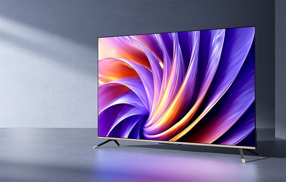 Telewizor DREAME 55Q100 4K QLED+ Dolby Vision Bluetooth Audio 120 Hz, telewizor stojący na podłodze w pomieszczeniu