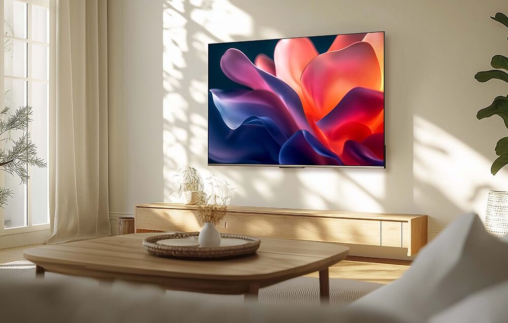 Telewizor DREAME 43Q100 Google TV Chromecast Find My Remote Asystent Google, telewizor wiszący na ścianie w pomieszczeniu