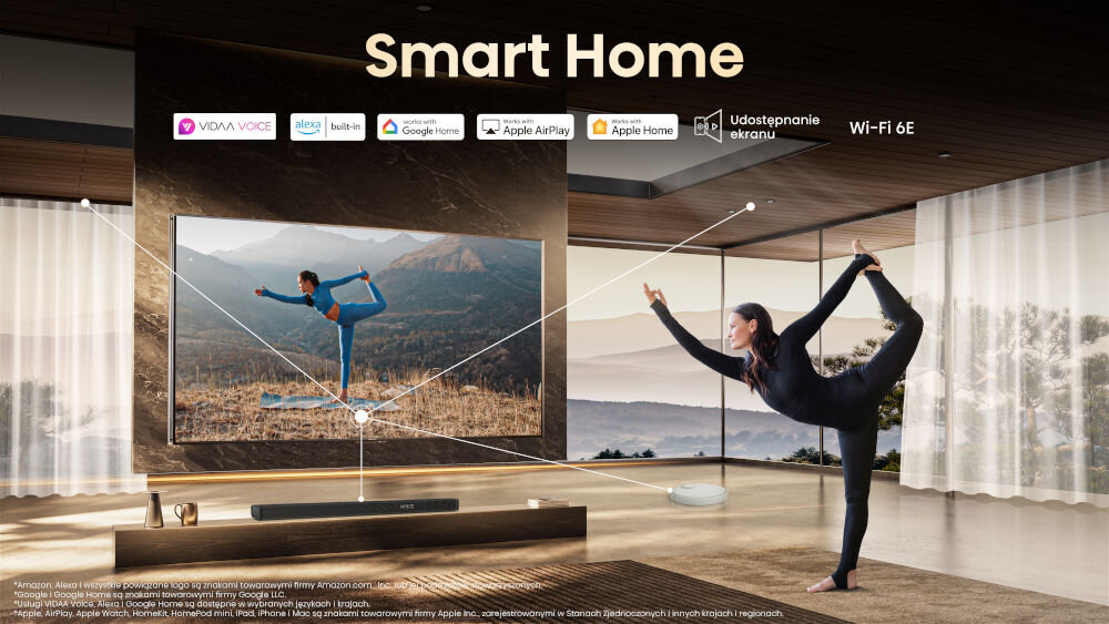 Telewizor HISENSE 100UXQ VRR 165 Hz HDMI 2.1 płynna gra bez tearingu dla PS5 Xbox PC, telewizor zawieszony na ścianie nad soundbarem stojącym na komodzie, osoba rozciągająca się