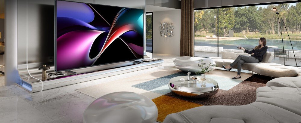 Telewizor HISENSE 100UXQ 100 cali ekran 4K duża przekątna do kina domowego i sportu, telewizor stojący na podwyższeniu w jasnym pomieszczeniu