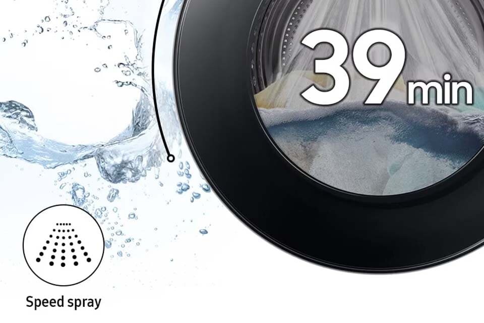 Zbliżenie na drzwiczki pralki Samsung podczas cyklu prania z wodą, napis „39 min” i ikona funkcji Speed Spray.