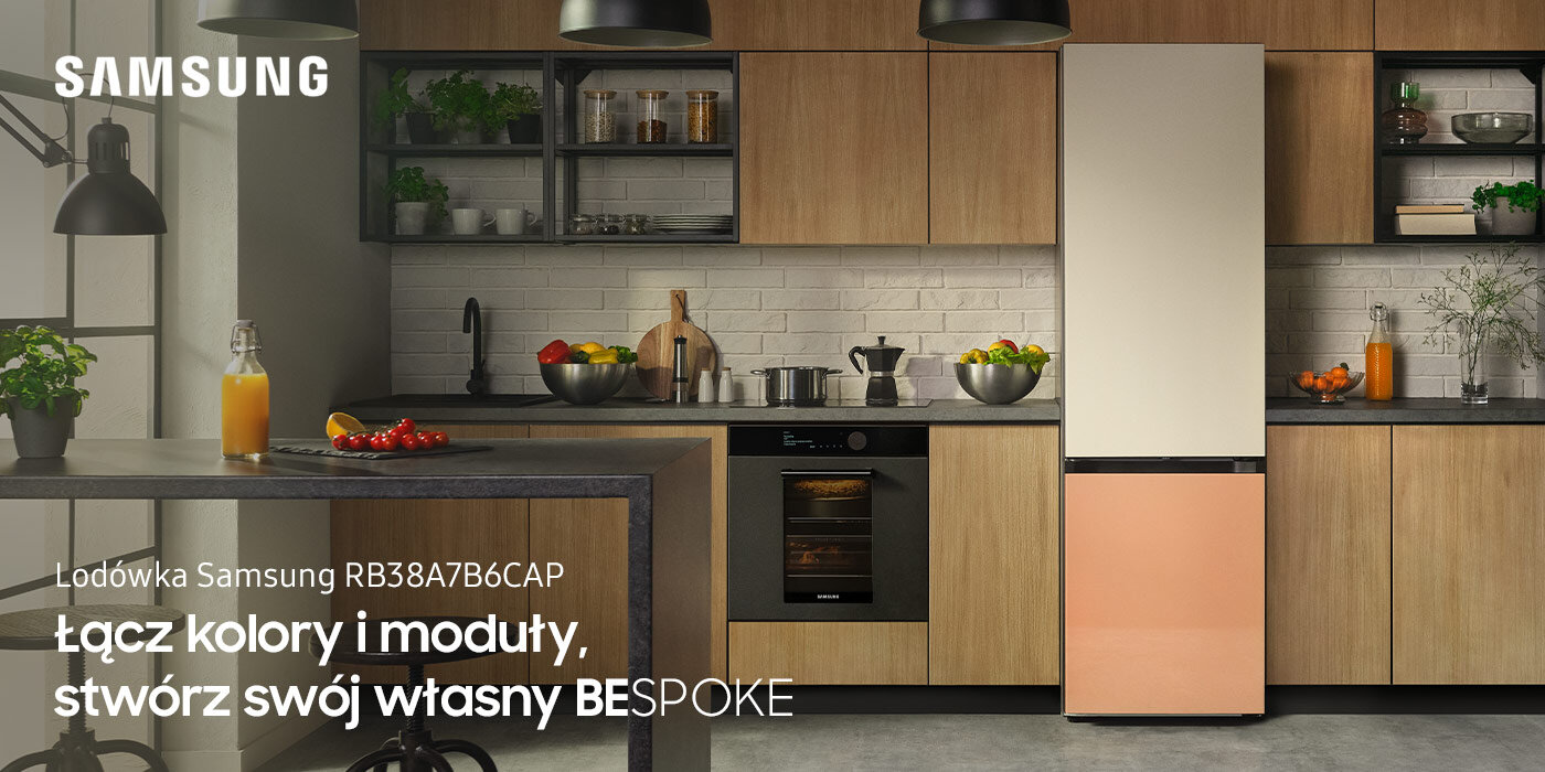 Na zdjęciu pokazana jest lodówka RB38A7B6CAP z dokupionymi i założonymi panelami drzwiowymi w kolorze alabastrowej bieli i eleganckiej brzoskwini. Urządzenia BESPOKE dostępne są w szerokiej gamie kolorów i materiałów w sklepach MEDIA EXPERT