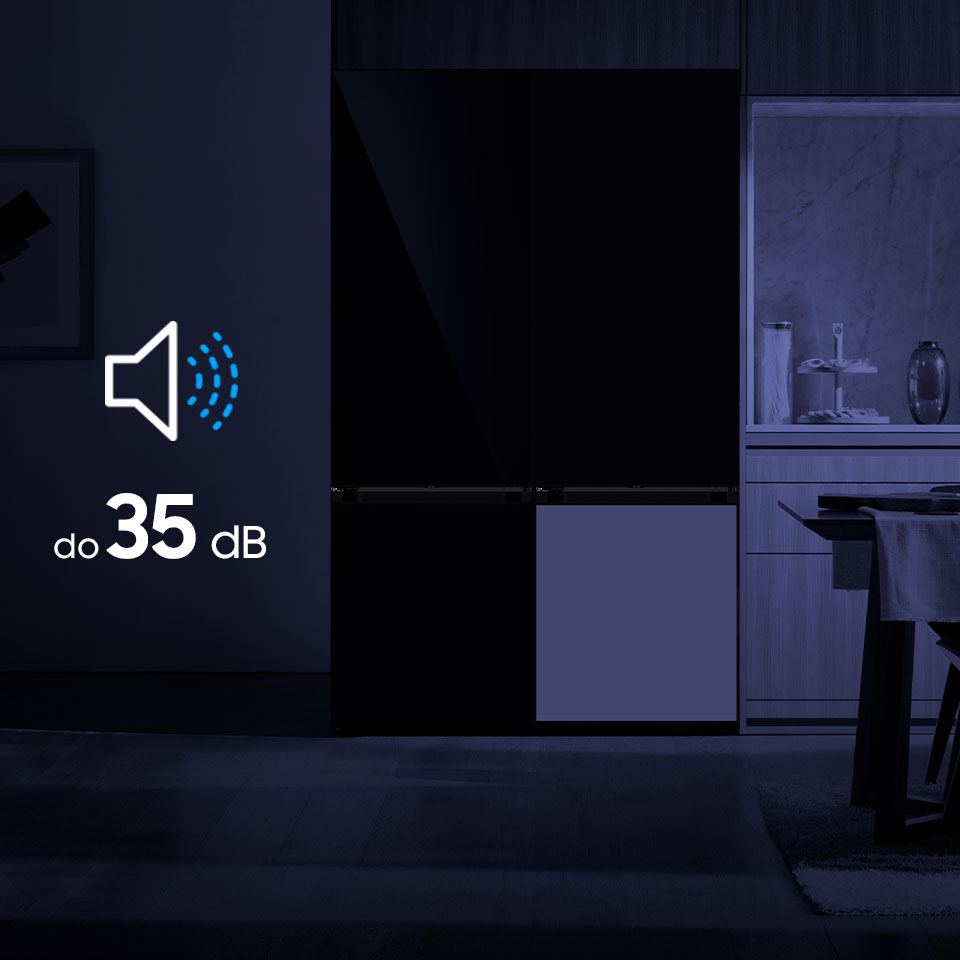 Zdjęcie zrobione nocą bez lampy błyskowej – widać na nim dwie zestawione lodówki Bespoke oraz adnotację, informującą, że urządzenia są niezwykle ciche