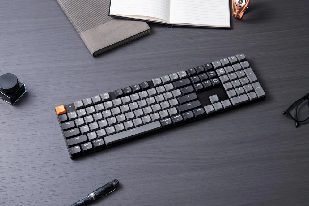 KEYCHRON K5 Anti-ghosting N-Key Rollover graczy i użytkowników - klawiatura na jasnym biurku