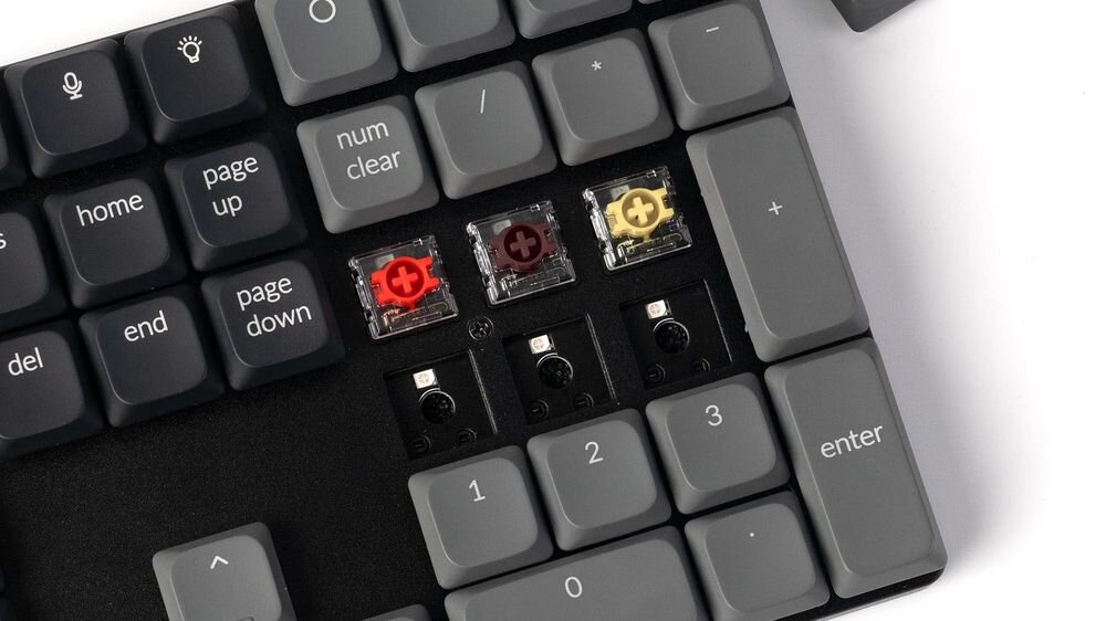 KEYCHRON K5 Przełączniki mechaniczne Keychron Low-Profile 2.0 Banana KEYCHRON K5 Przezroczysta obudowa górna podświetlenia RGB - zbliżenie na przełączniki