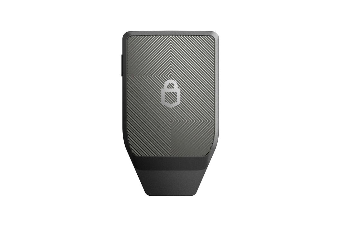 Przód portfela kryptowalut Trezor Safe z teksturowaną obudową i ikoną kłódki pokazany na białym tle - Qi2 i USB-C Bluetooth  
