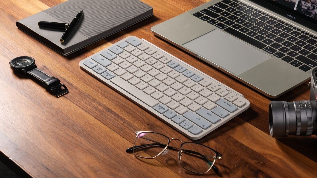 KEYCHRON B1 Pro klawiatura na drewaninym blacie
