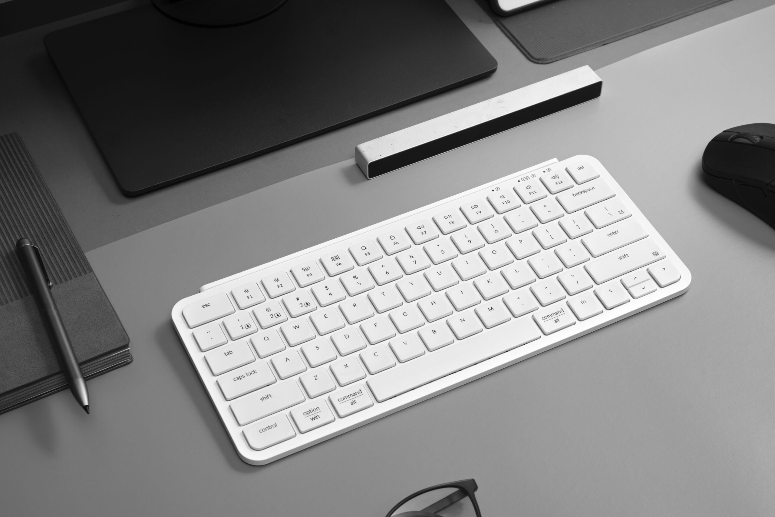 KEYCHRON B1 Pro Anti-ghosting graczy użytkowników - klawiatura na blacie przed monitorem