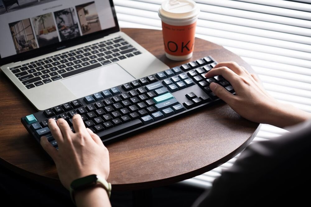 KEYCHRON B36 Anti-ghosting N-Key Rollover graczy i użytkowników - klawiatura na stoliku przed laptopem