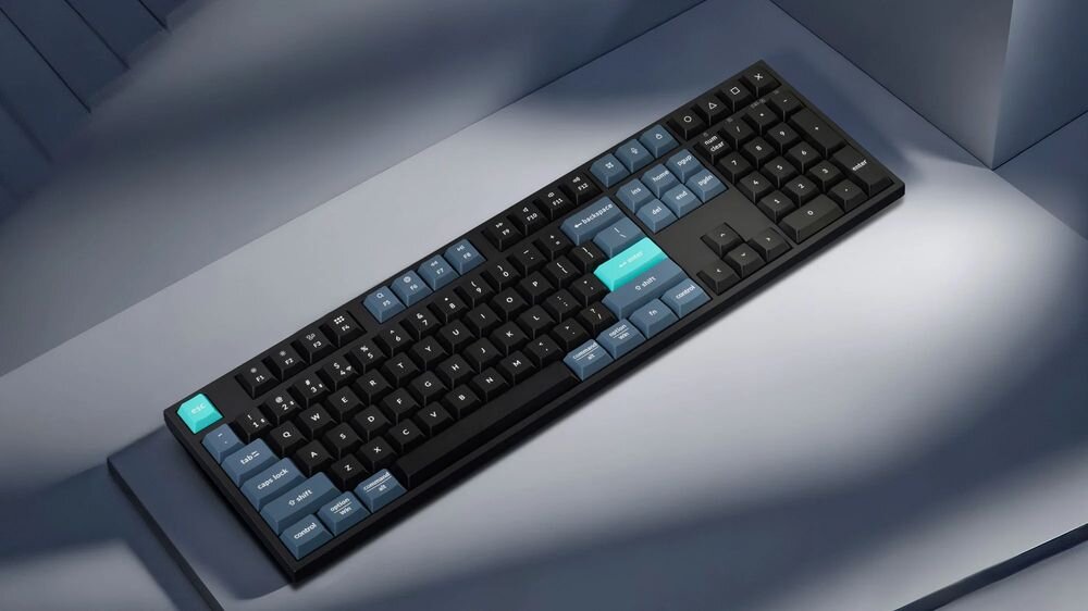 KEYCHRON B36 kabel USB-A/USB-C 180 cm stabilne połączenie przewodowe ułatwia wygodne podłączenie klawiatury - klawiatura na pod skosem na jasnym blacie