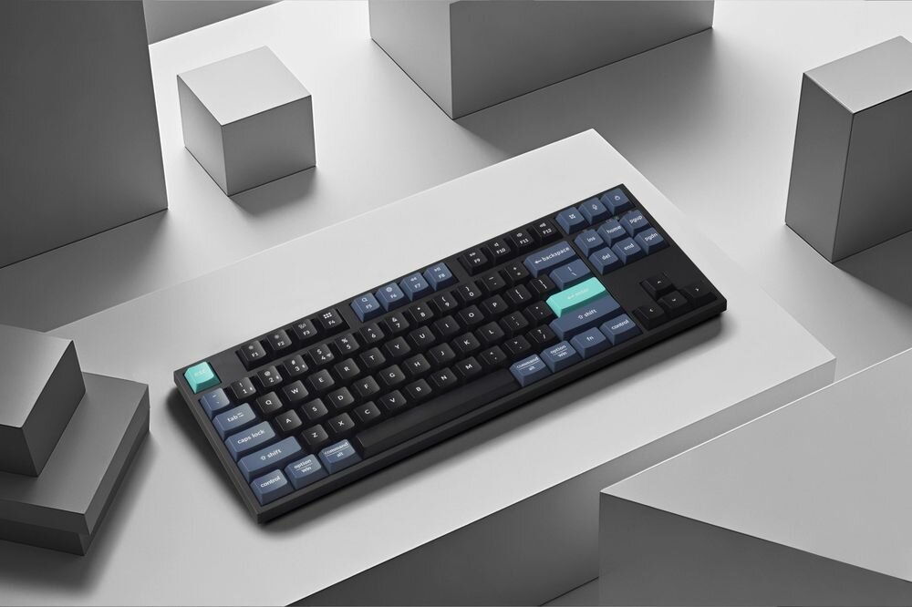 KEYCHRON B33 - klawiatura obok sześcianów