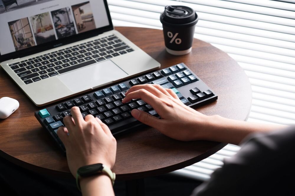 KEYCHRON B33 Anti-ghosting N-Key Rollover graczy i użytkowników - klawiatura na stoliku przed laptopem