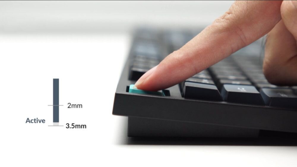 KEYCHRON B33 przełącznik nożycowy tradycyjnych mechanizmów tego typu precyzję działania stabilność cichą pracę klawiszy o 59% wyższa od standardowych przełączników nożycowych - palec na przycisku esc