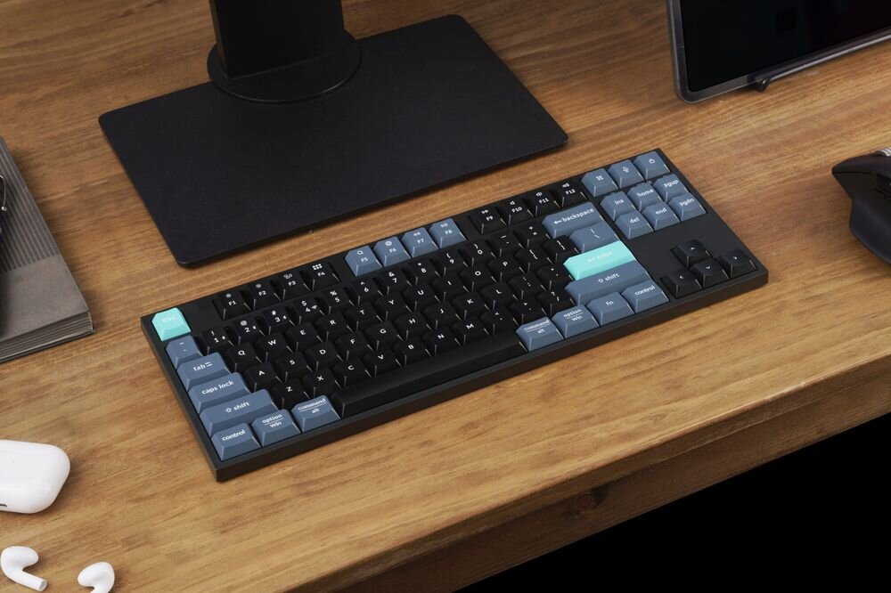 KEYCHRON B33 kabel USB-A/USB-C 150 cm stabilne połączenie przewodowe ułatwia wygodne podłączenie klawiatury - klawiatura na pod skosem na jasnym blacie