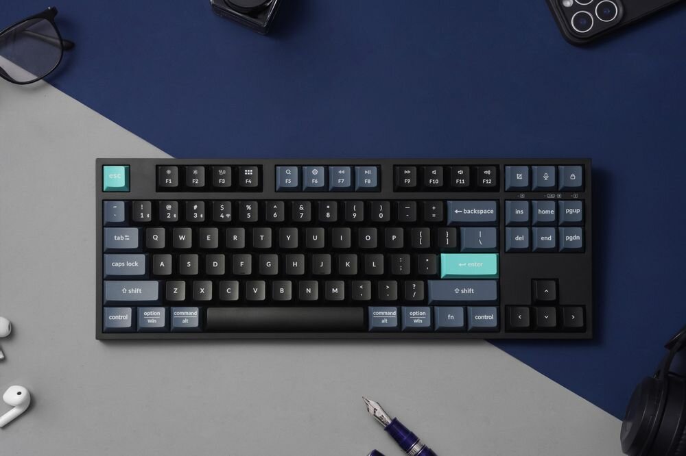 KEYCHRON B33 KEYCHRON B33 437 x 131 x 26 mm 550 g Lekka konstrukcja stabilna rama - klawiatura od góry na czarno-niebieskim tle