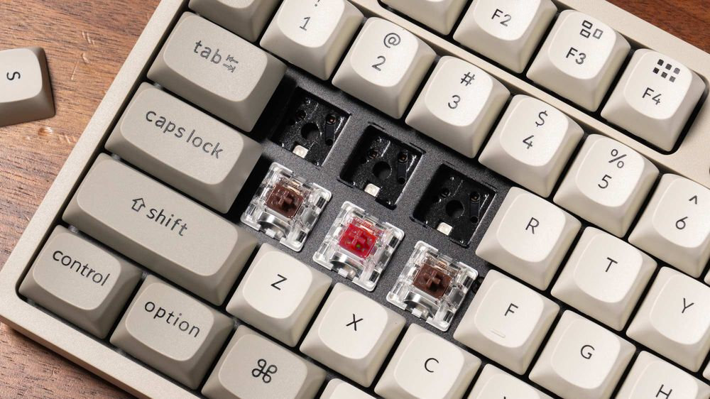 KEYCHRON C1 Pro Przełączniki mechaniczne Keychron Super Keychron C1 Pro 50 milionów naciśnięć Przezroczysta obudowa górna podświetlenia RGB - zbliżenie na przełączniki bez przycisków