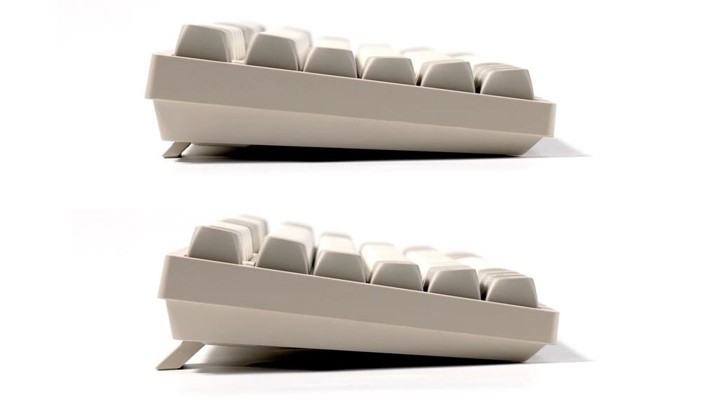 KEYCHRON C1 Pro formacie TKL 80% 87 klawiszy bez numerycznego bloku mysz F-klawiszy i strzałek trzem ustawieniom nachylenia trzem ustawieniom nachylenia - porównanie regulacji kąta od boku