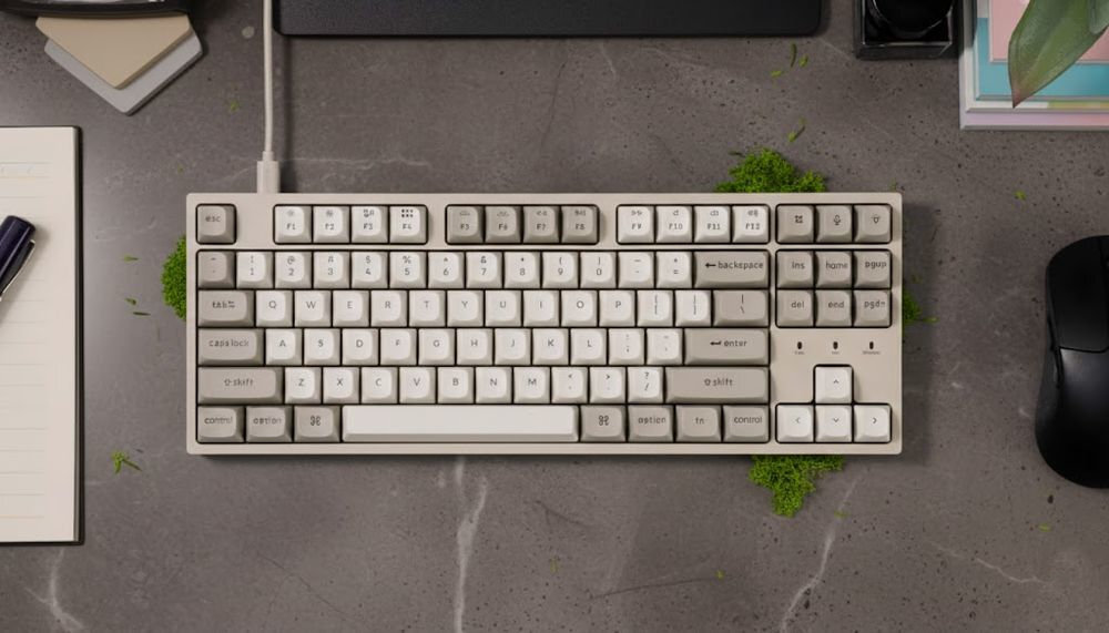 KEYCHRON C1 Pro kabel USB-C/USB-C 120 cm stabilne połączenie przewodowe ułatwia wygodne podłączenie klawiatury - klawiatura od góry na blacie, obok myszka