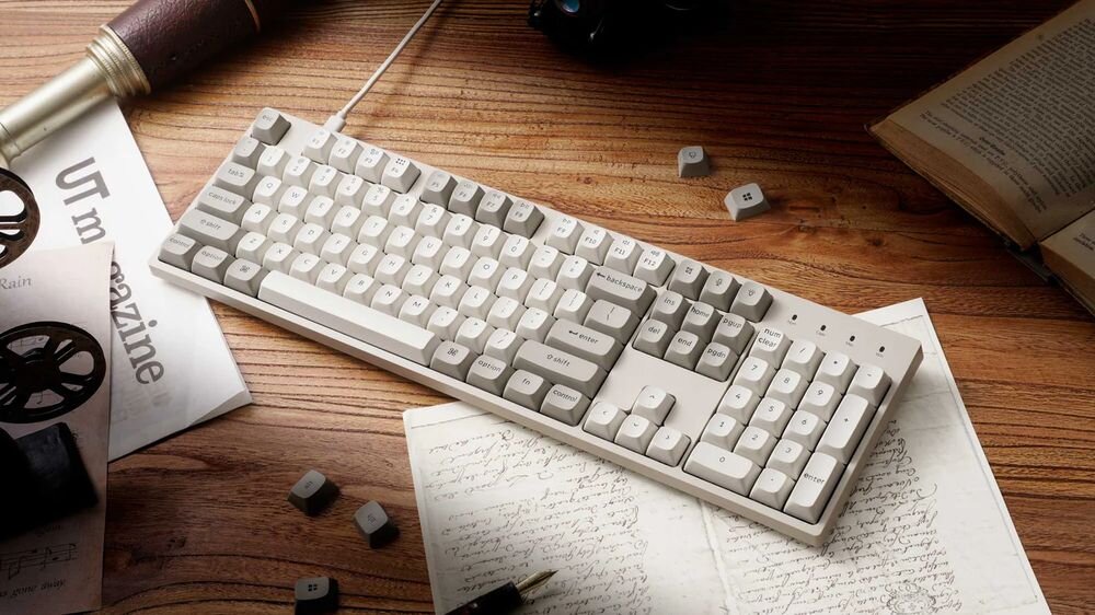 KEYCHRON C2 Pro - klawiatura na jasnym biurku, obok akcesoria biurowe
