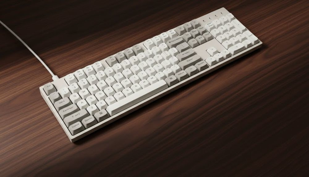 KEYCHRON C2 Pro KEYCHRON C2 Pro bezprzewodowa klawiatura Full-size Tenkeyless 80% bez bloku numerycznego klawisze funkcyjne, strzałki i nawigację - klawiatura na ciemnym drewnianym blacie