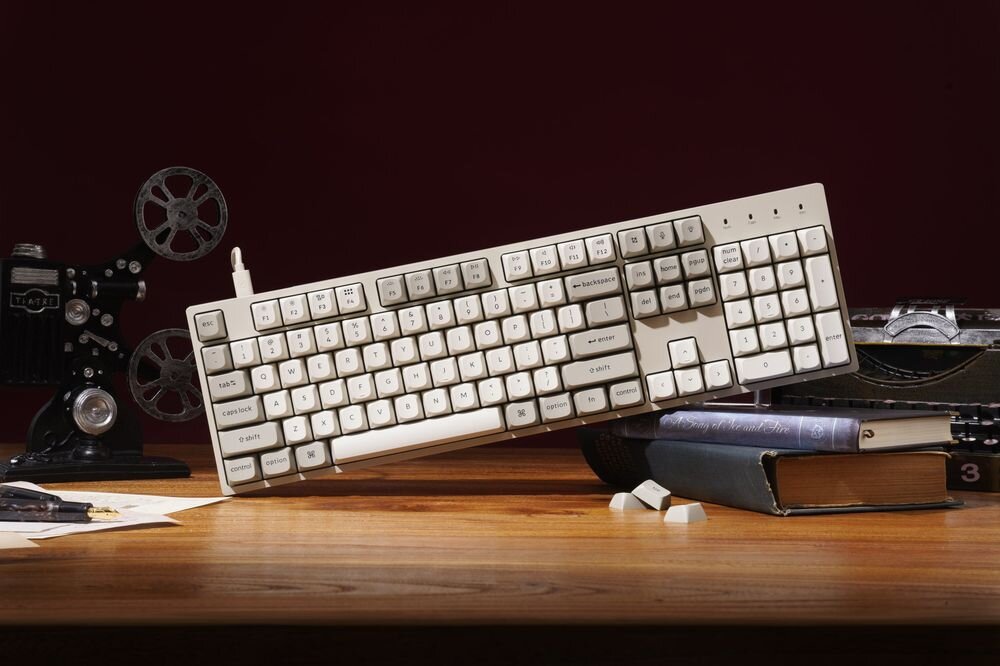 KEYCHRON C2 Pro wyłącznie w trybie przewodowym kabla USB-C/USB-C polling rate 8000 Hz - widok na klawiaturę od przodu