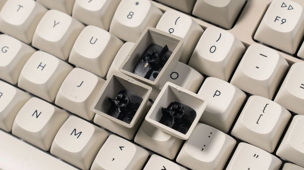 KEYCHRON C2 Pro Technologia Hot-Swap wymianę switchy bez konieczności lutowania Keycapy Cherry double-shot PBT odporne na zużycie i ścieranie - zbliżenie na keycapy 