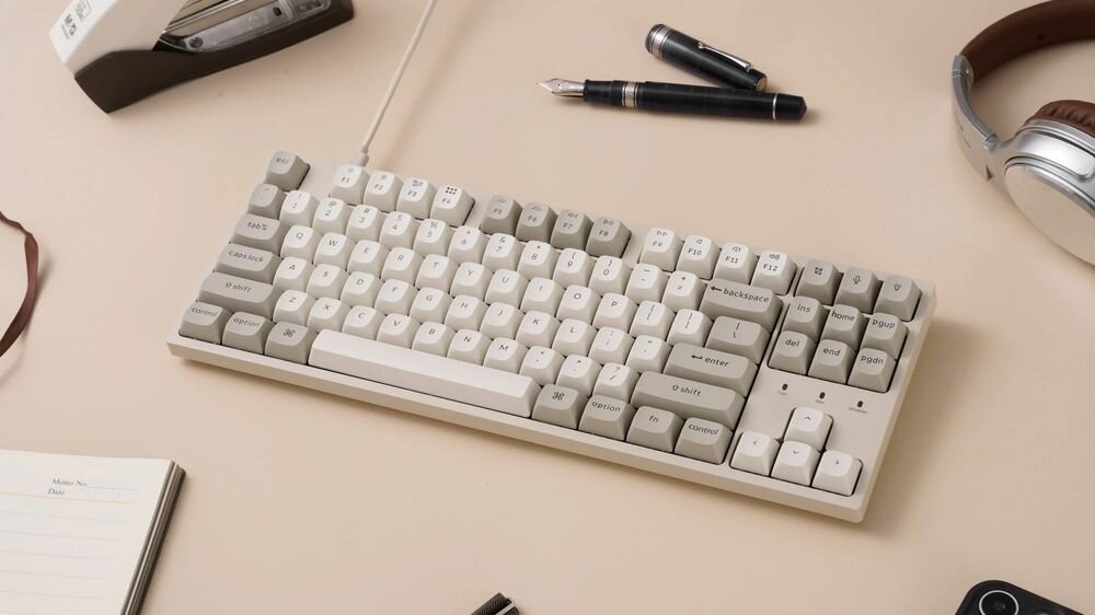 KEYCHRON C1 Pro - klawiatura na jasnym biurku, obok akcesoria biurowe