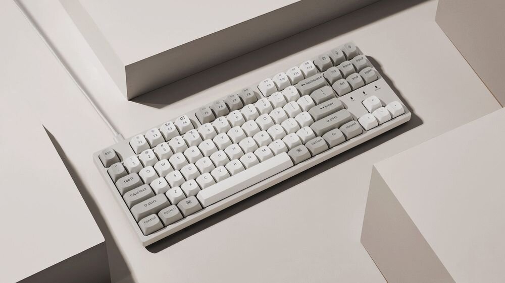 KEYCHRON C1 Pro klawiatura mechaniczna TKL Tenkeyless 80% bez bloku numerycznego klawisze funkcyjne, strzałki i nawigację - klawiatura od góry na kremowym tle