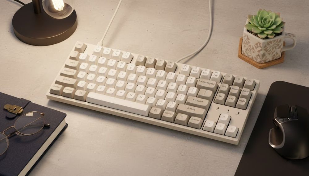 KEYCHRON C1 Pro Anti-ghosting N-Key Rollover graczy i użytkowników - klawiatura pod kątem na biurku, obok mysz