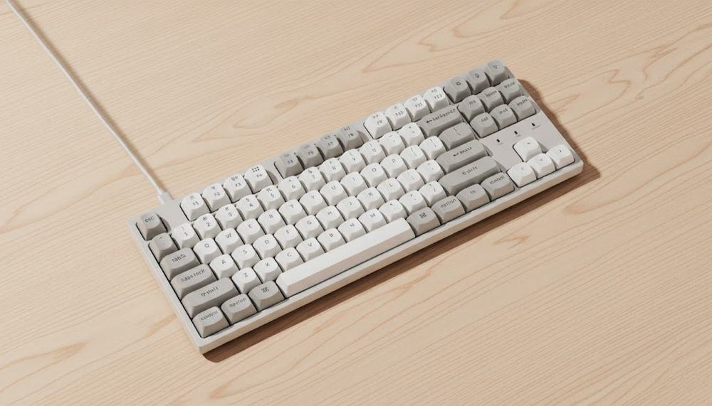 KEYCHRON C1 Pro KEYCHRON C1 Pro pianki akustyczne oraz silikonową matę otwartych biurach nocnych sesji gamingowych - klawiatura pod kątem na jasnym drewnianym blacie