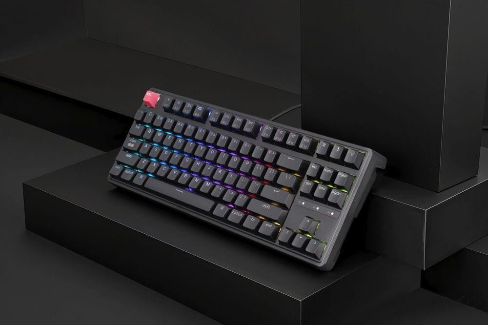 KEYCHRON C3 Pro bezprzewodowa klawiatura mechaniczna TKL Tenkeyless 80% bez bloku numerycznego klawisze funkcyjne, strzałki i nawigację - klawiatura pod skosem na ciemnym tle