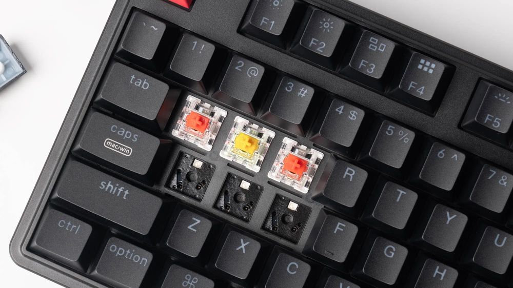 KEYCHRON C3 Pro Przełączniki mechaniczne Keychron Super Keychron C3 Pro 50 milionów naciśnięć Przezroczysta obudowa górna podświetlenia RGB - zbliżenie na przełączniki bez przycisków
