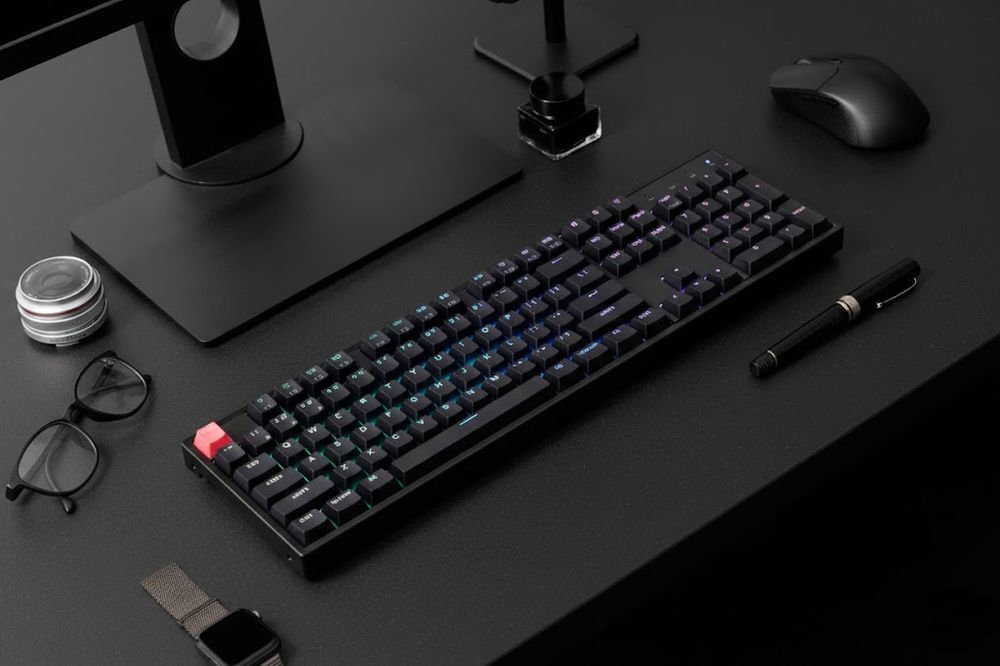 KEYCHRON K10 Anti-ghosting N-Key Rollover graczy i użytkowników - od góry na jasnym biurku, obok okulary i mysz