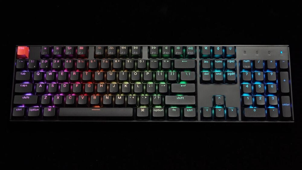 KEYCHRON K10 Podświetlenie RGB KEYCHRON K10 trybów świetlnych regulacji jasności oraz prędkości animacji wyraźnie podświetlonym klawiszom - podświetlenie klawiatury na ciemnym tle