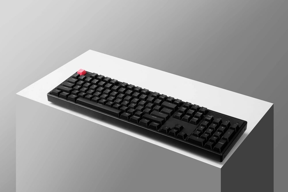 KEYCHRON K10 litowo-jonowy pojemności 2000 mAh 190 godzin pracy bez podświetlenia włączonym podświetleniu RGB 100 godzin - klawiatura od góry, wokół różne akcesoria