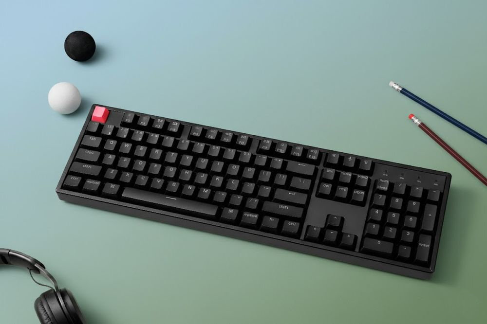 KEYCHRON K10 Technologia Hot-Swap wymianę switchy bez konieczności lutowania Keycapy Cherry double-shot PBT odporne na zużycie i ścieranie - klawiatura na jasnym biurku